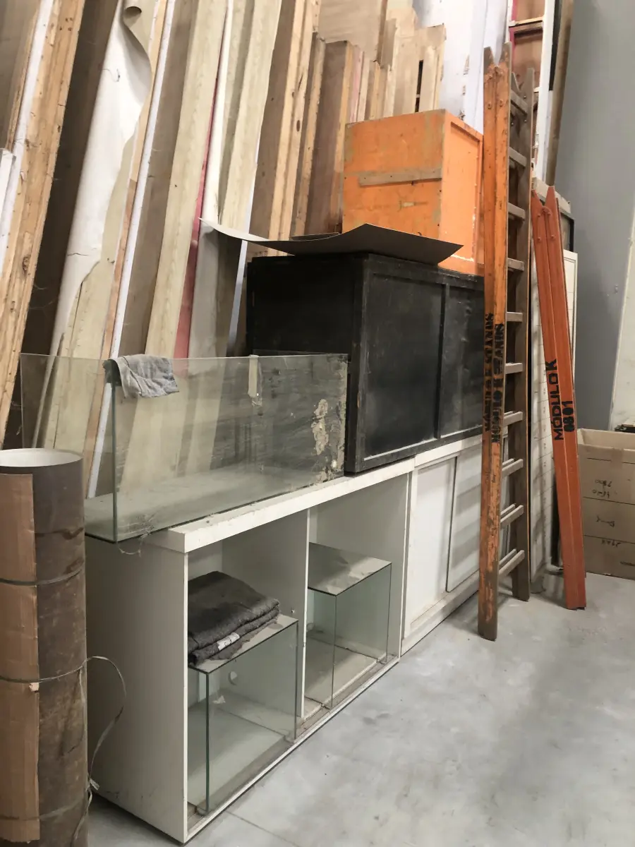 LOTE 012 - Lote com balcões em madeira preta e branca e vidro