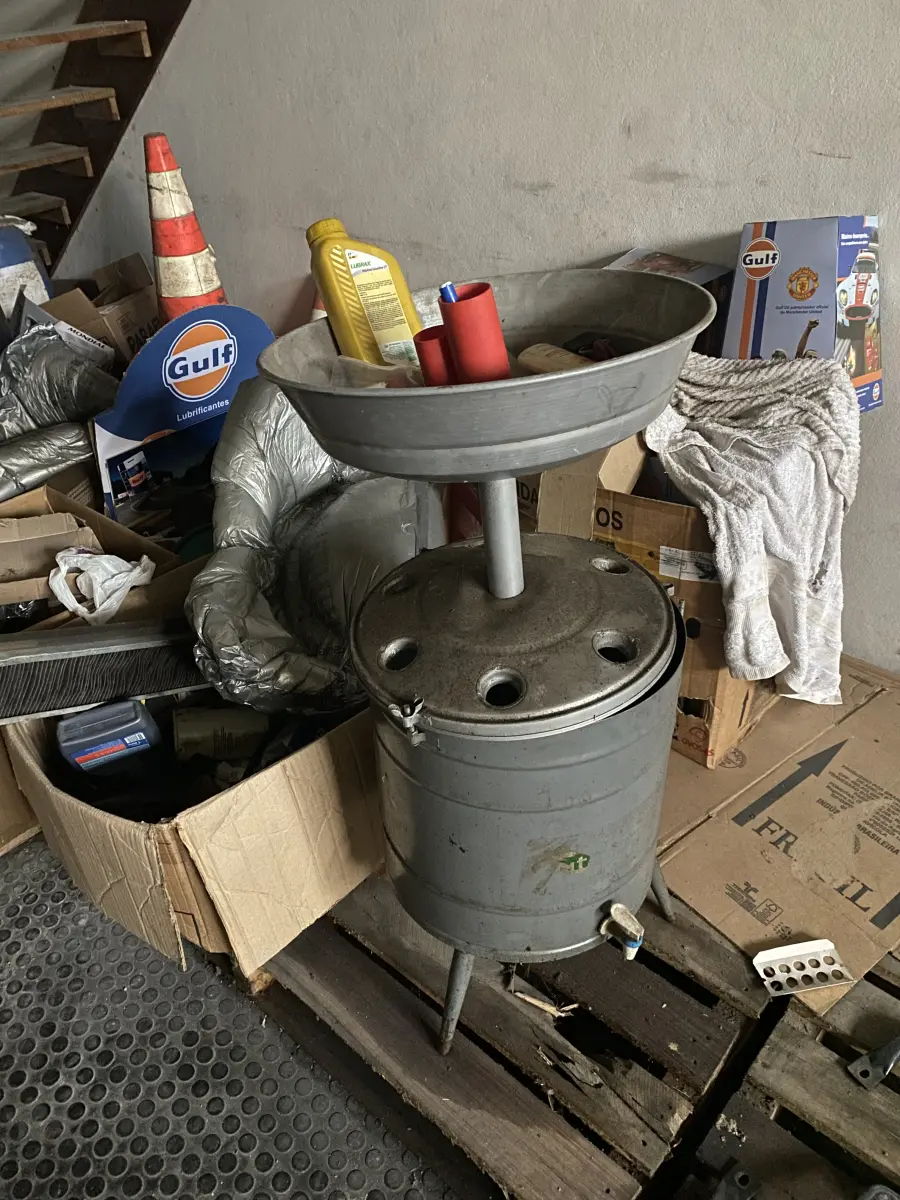 LOTE 10 - MÓVEIS EQUIPAMENTOS - vários itens junto ao prédio