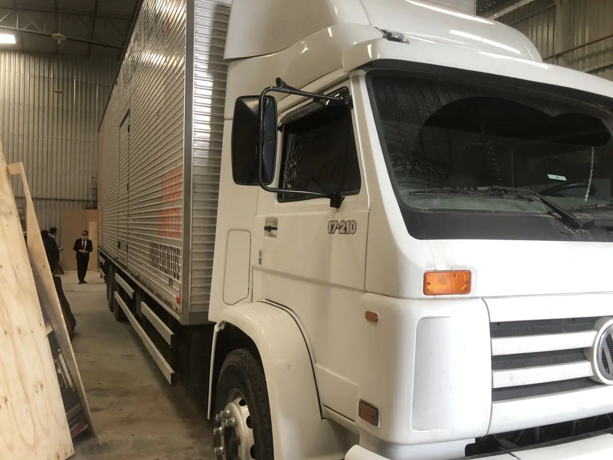 LOTE 078 - Caminhão VW/17.210 com bau, branco, ano 2000, placa MAW3043 