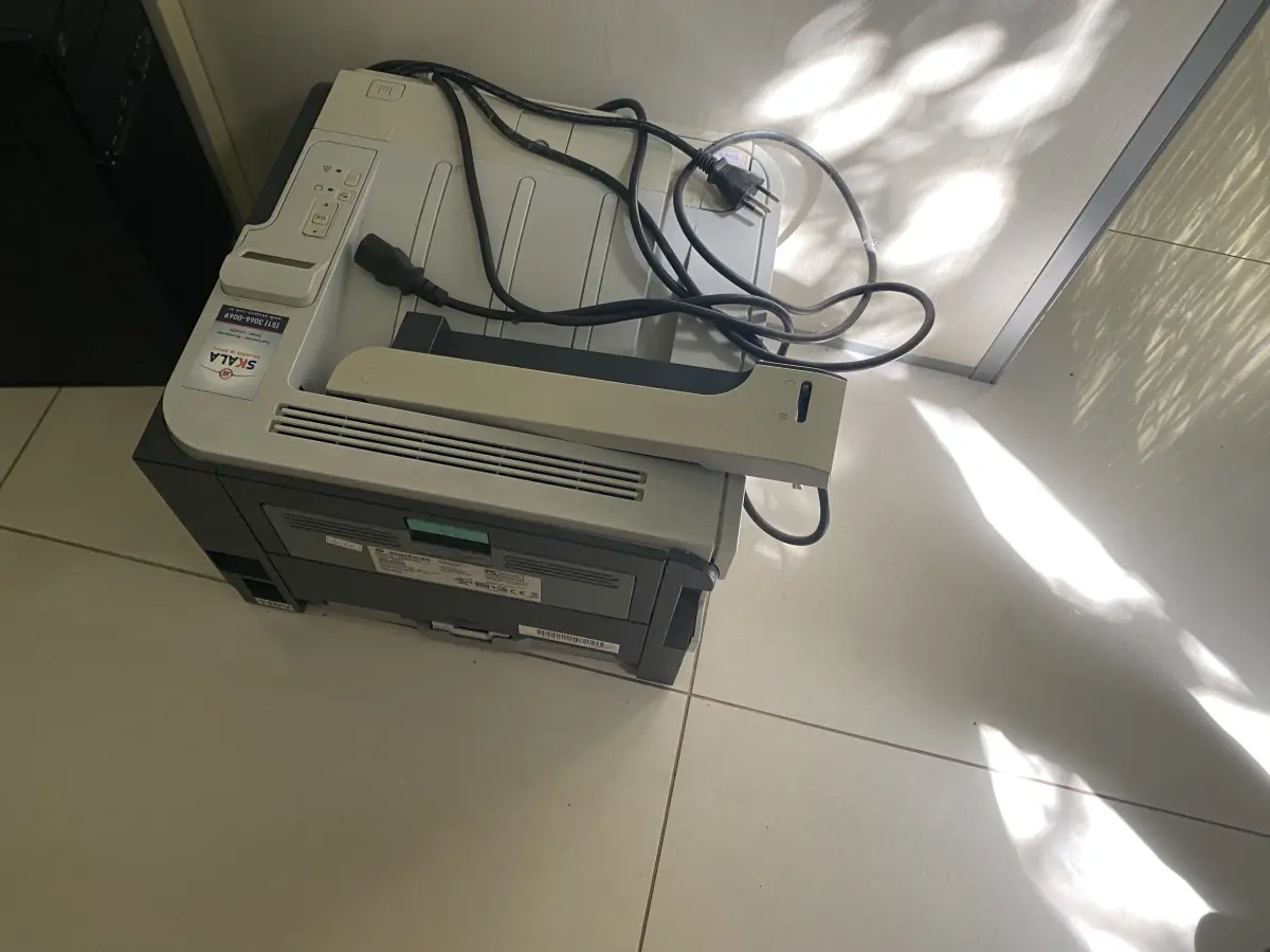 LOTE 10 - MÓVEIS EQUIPAMENTOS - vários itens junto ao prédio