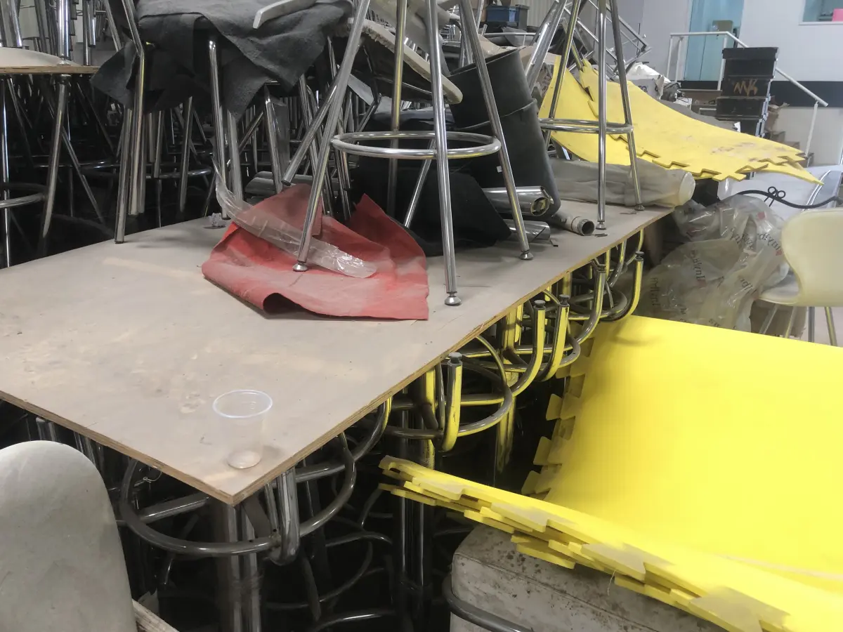 LOTE 075 - Lote com almofadas, caixas de madeira, movel com carregadores de celular, bancadas, expositores, cadeiras, mesas, ventiladores umidificadores, maquinas de lavar, mesas, bancos, sofá, refletores, fios, mangueiras, banheira,