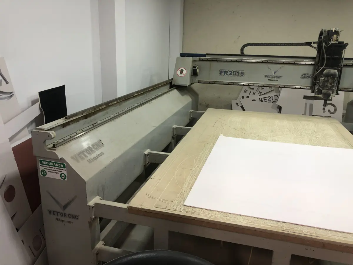 LOTE 055 - Maquina de corte e fresa cnc vetor 