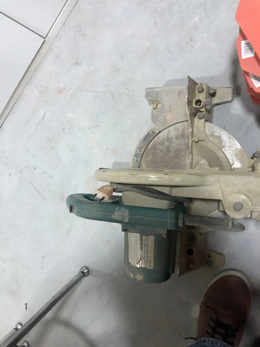 LOTE 046 - Lote com guilhotina, esmerilhadeiras, serras, parafusos, banquetas, manequim, catalogos, cortinas, fitas de borda, serra circular, lixadeiras, engraxadeira, cones, cintas, catracas, vaso, cintos alpinista, prateleira, balcão, armarios, silicones, soprador de calor, etc 