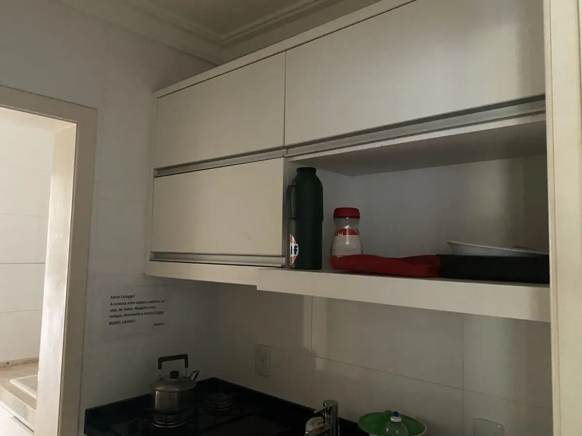 LOTE 10 - MÓVEIS EQUIPAMENTOS - vários itens junto ao prédio