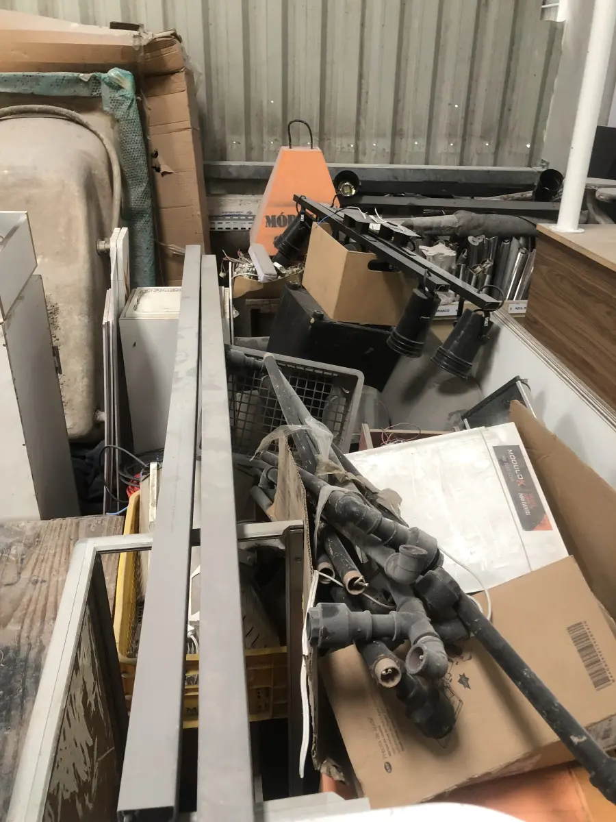 LOTE 075 - Lote com almofadas, caixas de madeira, movel com carregadores de celular, bancadas, expositores, cadeiras, mesas, ventiladores umidificadores, maquinas de lavar, mesas, bancos, sofá, refletores, fios, mangueiras, banheira,