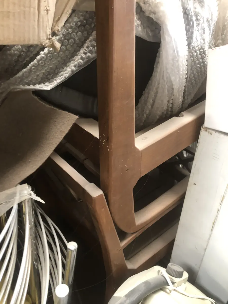 LOTE 075 - Lote com almofadas, caixas de madeira, movel com carregadores de celular, bancadas, expositores, cadeiras, mesas, ventiladores umidificadores, maquinas de lavar, mesas, bancos, sofá, refletores, fios, mangueiras, banheira,