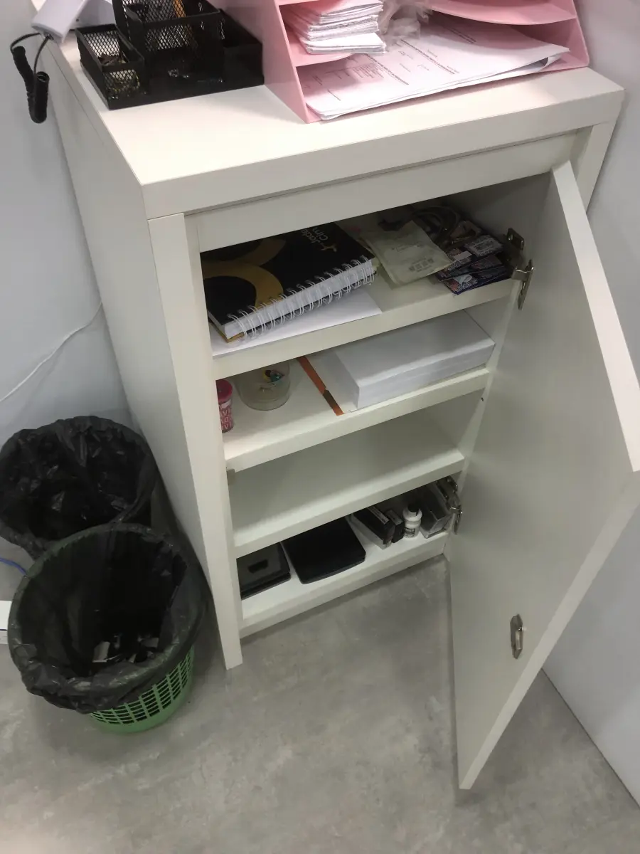 LOTE 076 - Armario, prateleira, sucata de informatica, 2 cadeiras pretas com rodas, 2 aquivos de aço, armario para servidor 