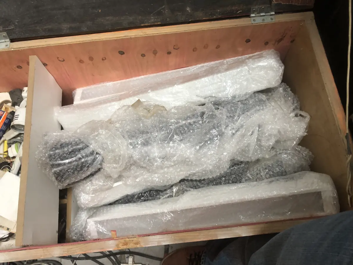 LOTE 075 - Lote com almofadas, caixas de madeira, movel com carregadores de celular, bancadas, expositores, cadeiras, mesas, ventiladores umidificadores, maquinas de lavar, mesas, bancos, sofá, refletores, fios, mangueiras, banheira,