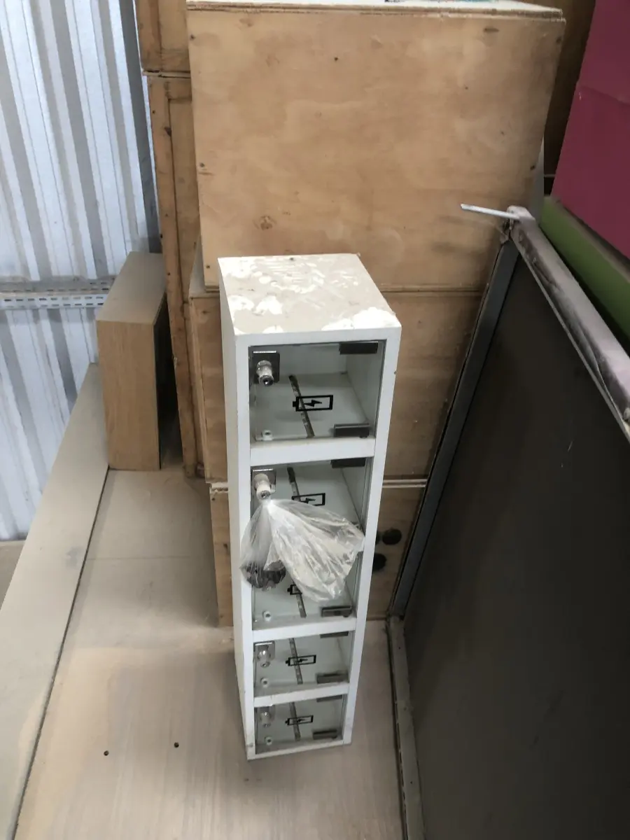 LOTE 075 - Lote com almofadas, caixas de madeira, movel com carregadores de celular, bancadas, expositores, cadeiras, mesas, ventiladores umidificadores, maquinas de lavar, mesas, bancos, sofá, refletores, fios, mangueiras, banheira,