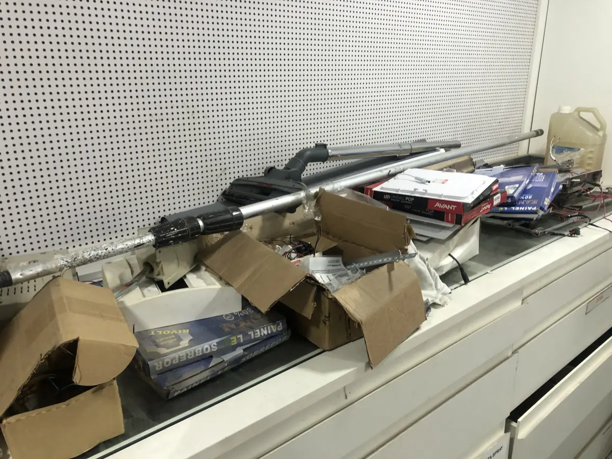 LOTE 046 - Lote com guilhotina, esmerilhadeiras, serras, parafusos, banquetas, manequim, catalogos, cortinas, fitas de borda, serra circular, lixadeiras, engraxadeira, cones, cintas, catracas, vaso, cintos alpinista, prateleira, balcão, armarios, silicones, soprador de calor, etc 