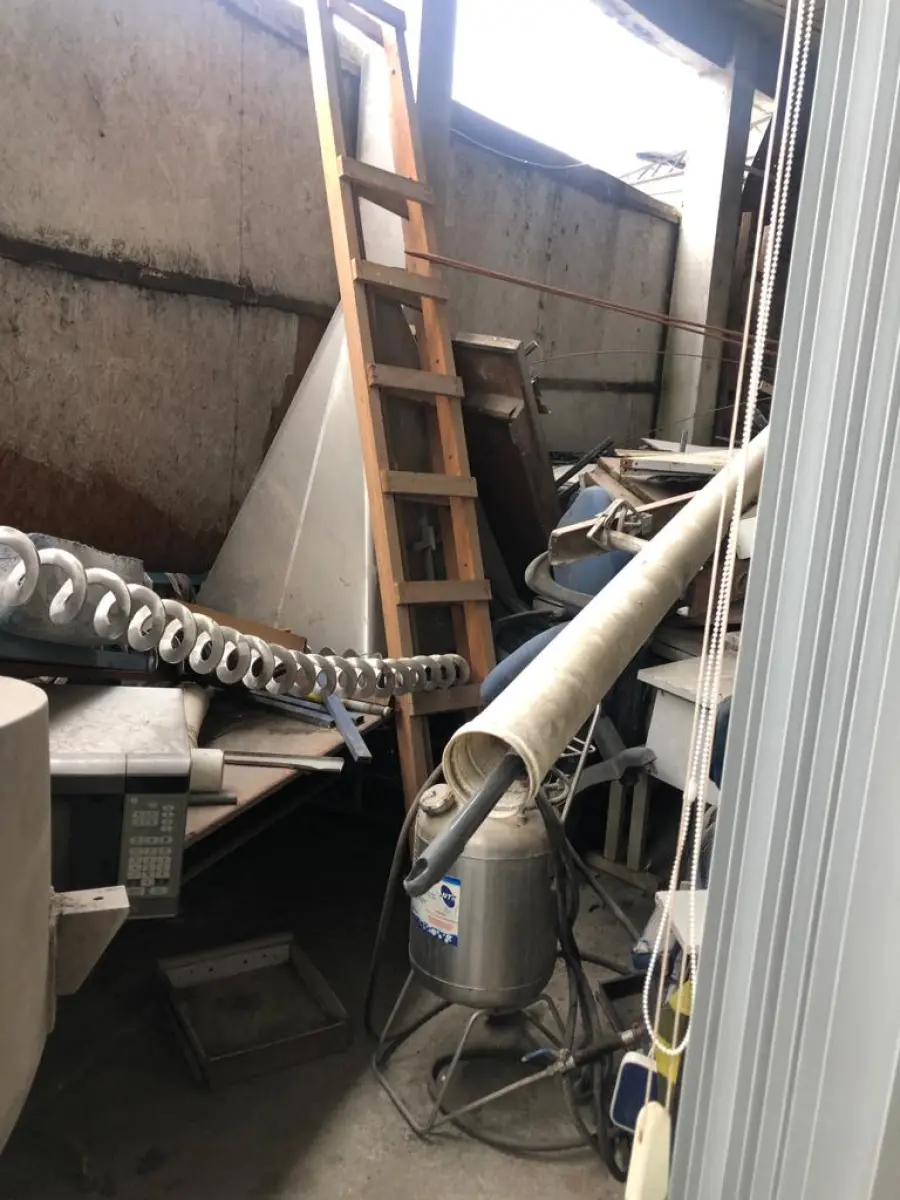 LOTE 050 - Lote de sucatas: mesas, cadeiras, armarios, inox, madeiras, etc 