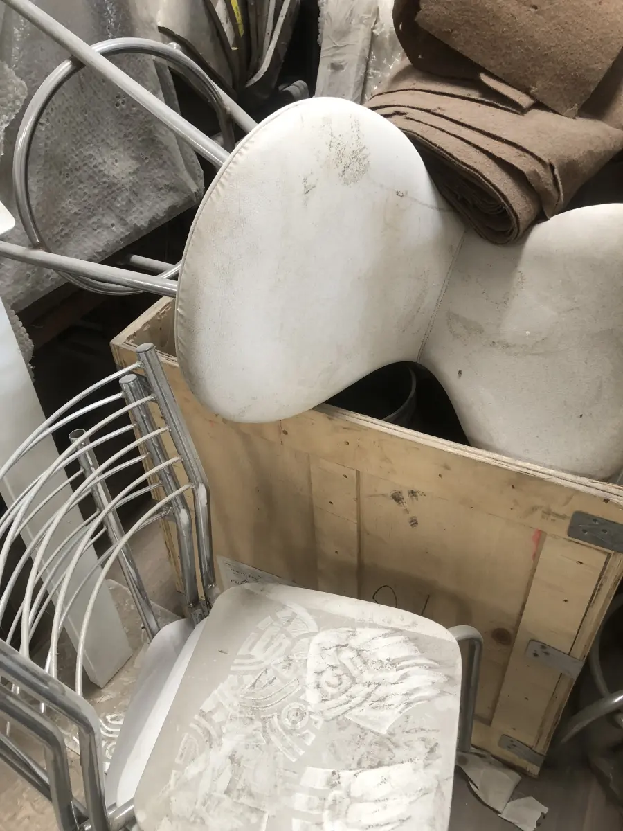 LOTE 075 - Lote com almofadas, caixas de madeira, movel com carregadores de celular, bancadas, expositores, cadeiras, mesas, ventiladores umidificadores, maquinas de lavar, mesas, bancos, sofá, refletores, fios, mangueiras, banheira,