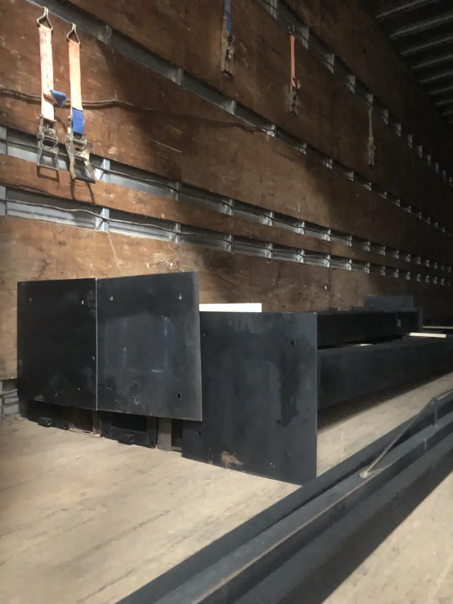 LOTE 079 - Estrutura metalica localizada dentro do caminhão 