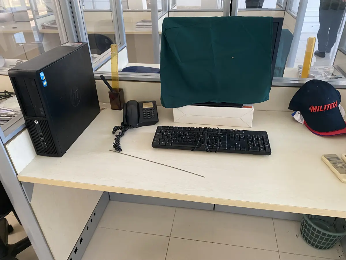 LOTE 10 - MÓVEIS EQUIPAMENTOS - vários itens junto ao prédio