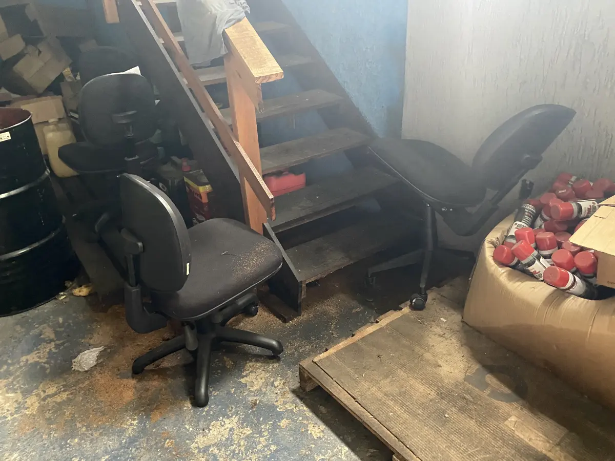 LOTE 10 - MÓVEIS EQUIPAMENTOS - vários itens junto ao prédio