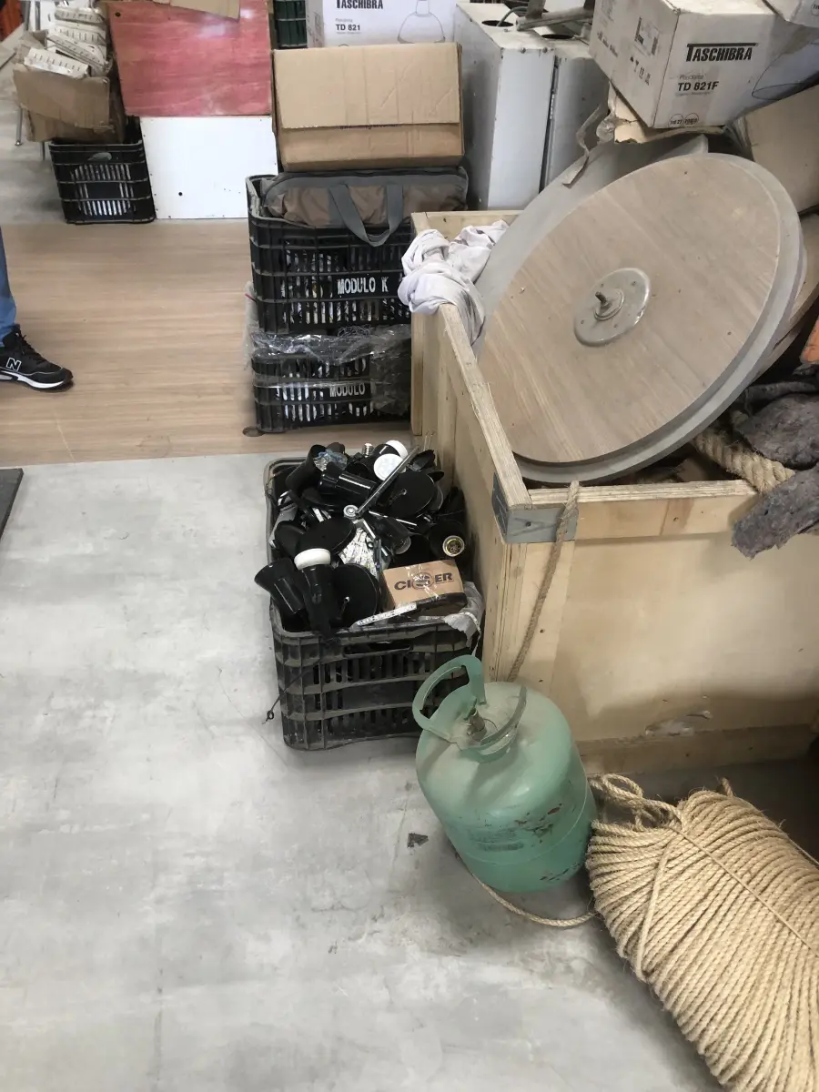 LOTE 075 - Lote com almofadas, caixas de madeira, movel com carregadores de celular, bancadas, expositores, cadeiras, mesas, ventiladores umidificadores, maquinas de lavar, mesas, bancos, sofá, refletores, fios, mangueiras, banheira,