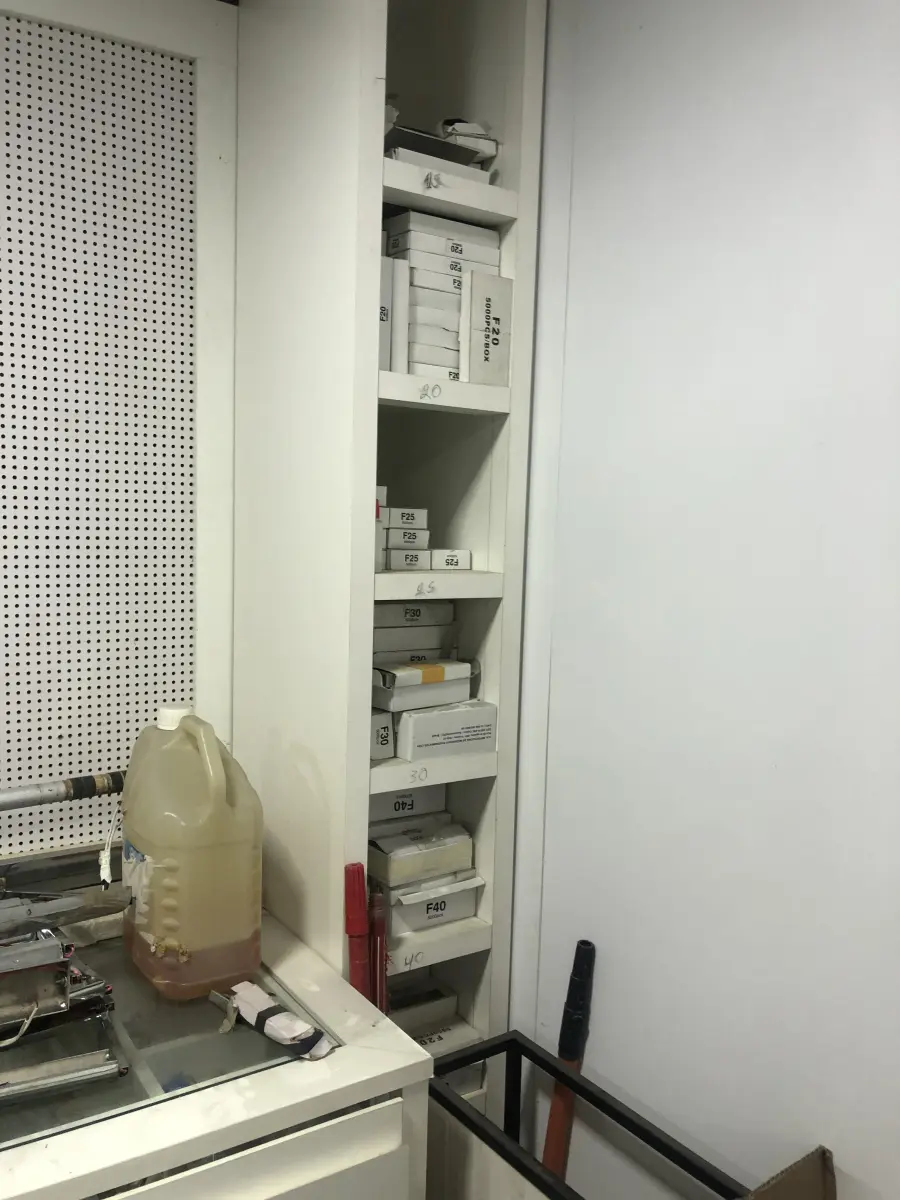 LOTE 046 - Lote com guilhotina, esmerilhadeiras, serras, parafusos, banquetas, manequim, catalogos, cortinas, fitas de borda, serra circular, lixadeiras, engraxadeira, cones, cintas, catracas, vaso, cintos alpinista, prateleira, balcão, armarios, silicones, soprador de calor, etc 