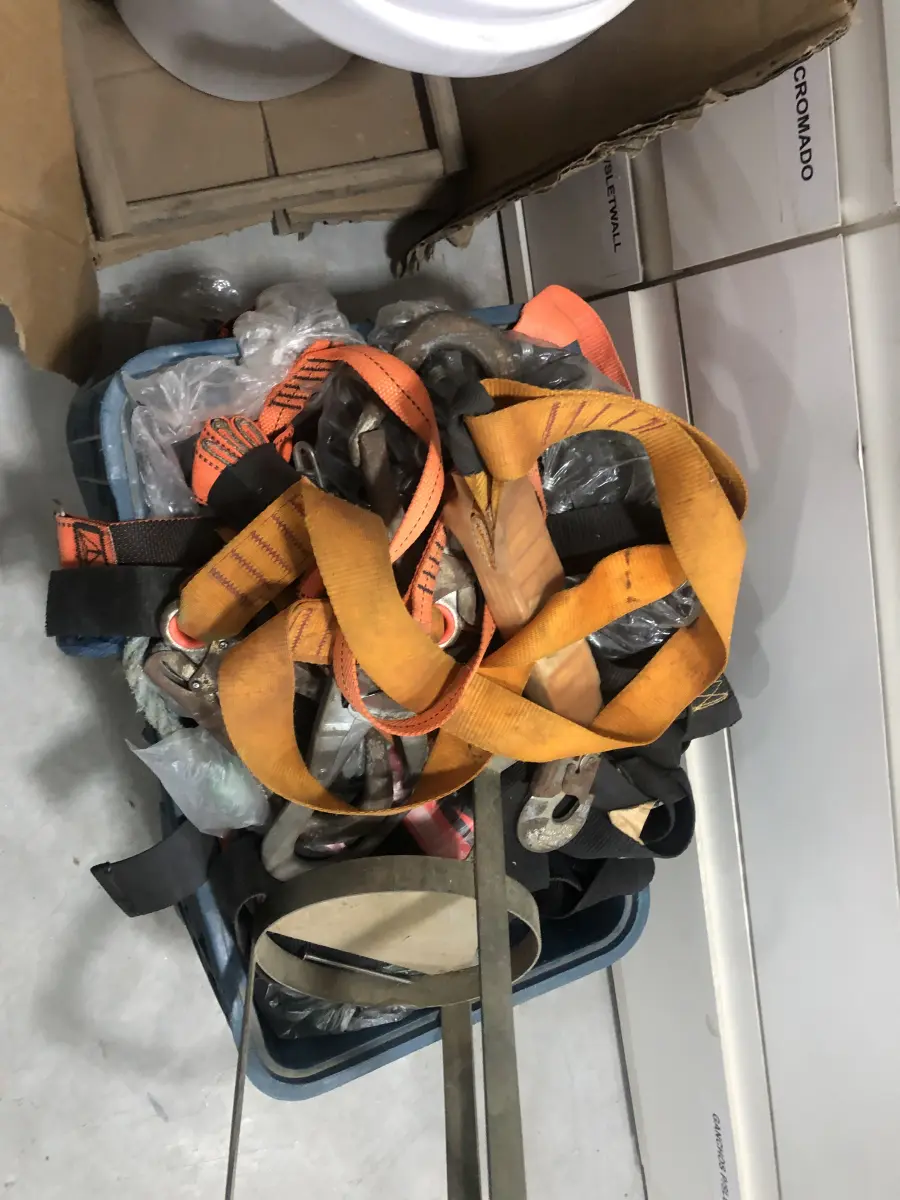 LOTE 046 - Lote com guilhotina, esmerilhadeiras, serras, parafusos, banquetas, manequim, catalogos, cortinas, fitas de borda, serra circular, lixadeiras, engraxadeira, cones, cintas, catracas, vaso, cintos alpinista, prateleira, balcão, armarios, silicones, soprador de calor, etc 