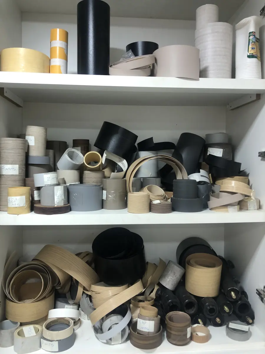 LOTE 046 - Lote com guilhotina, esmerilhadeiras, serras, parafusos, banquetas, manequim, catalogos, cortinas, fitas de borda, serra circular, lixadeiras, engraxadeira, cones, cintas, catracas, vaso, cintos alpinista, prateleira, balcão, armarios, silicones, soprador de calor, etc 