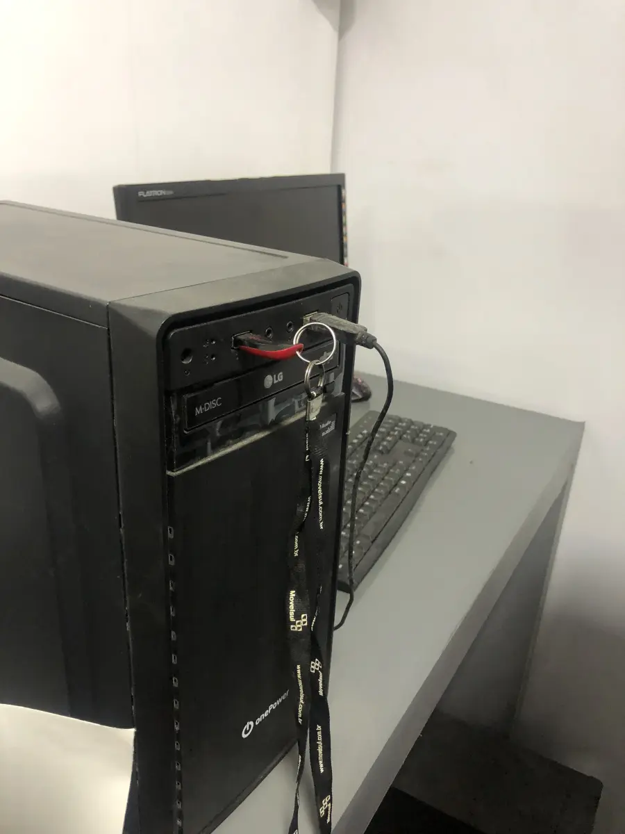 LOTE 049 - Impressora ploter grande Xenons, acompanha o computador