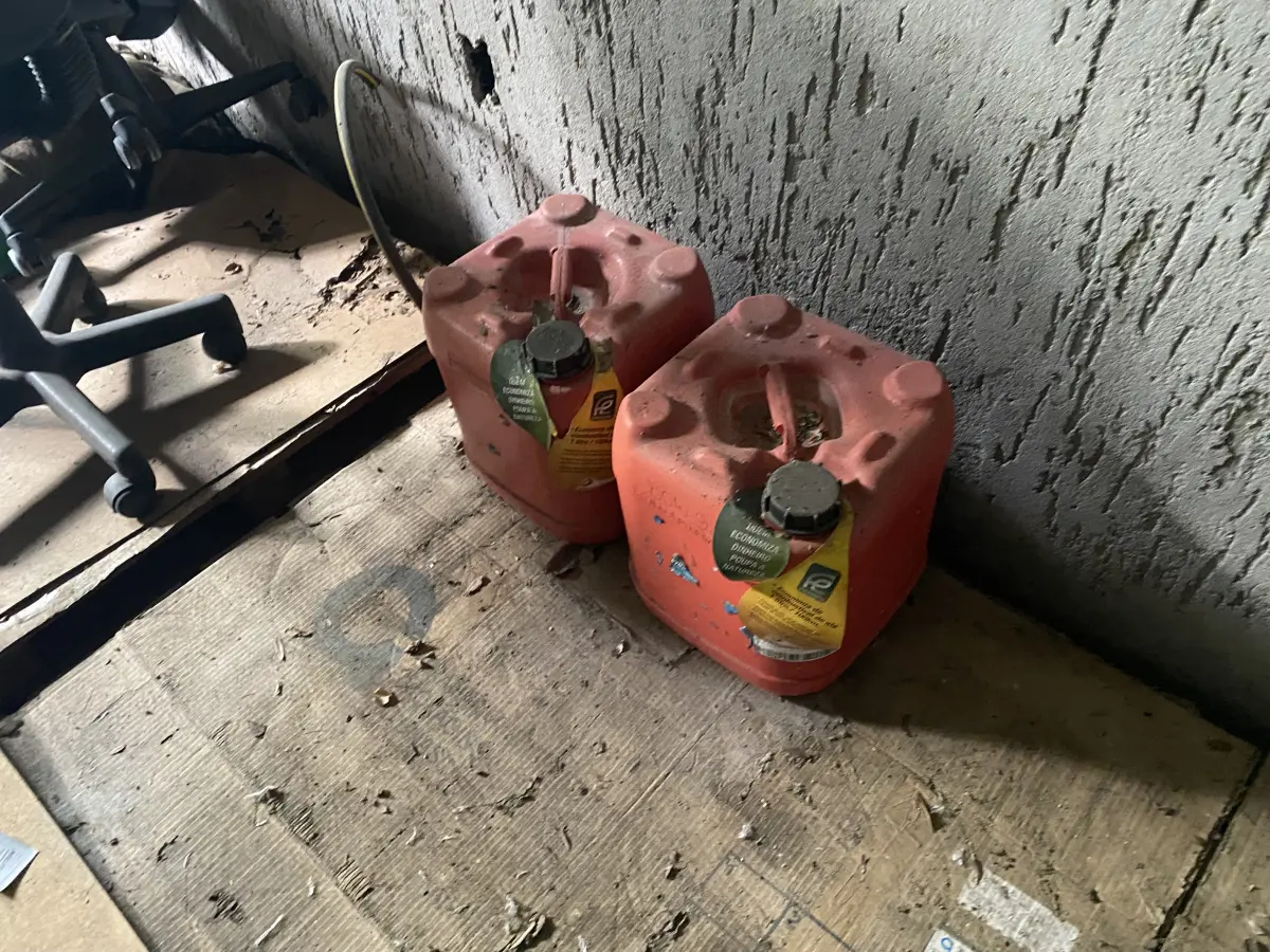 LOTE 10 - MÓVEIS EQUIPAMENTOS - vários itens junto ao prédio