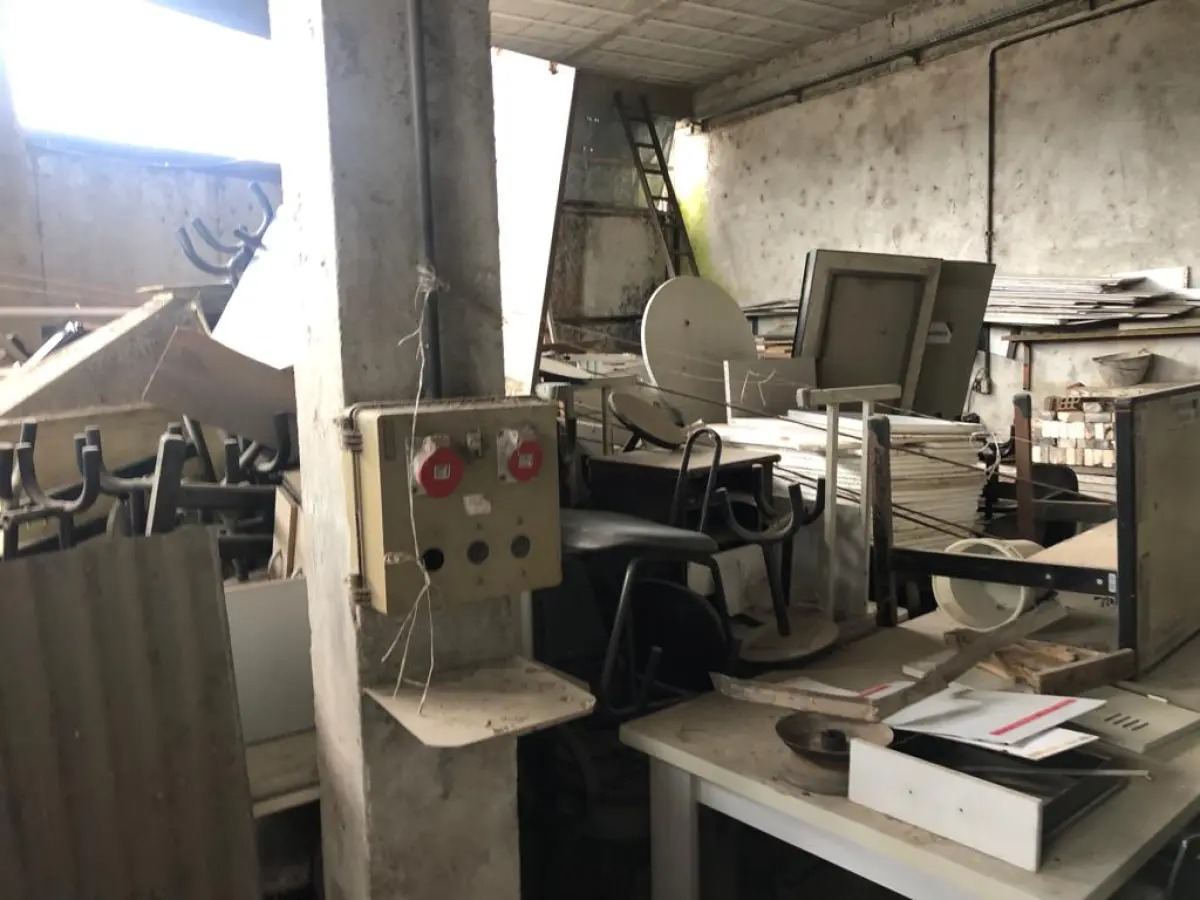 LOTE 050 - Lote de sucatas: mesas, cadeiras, armarios, inox, madeiras, etc 