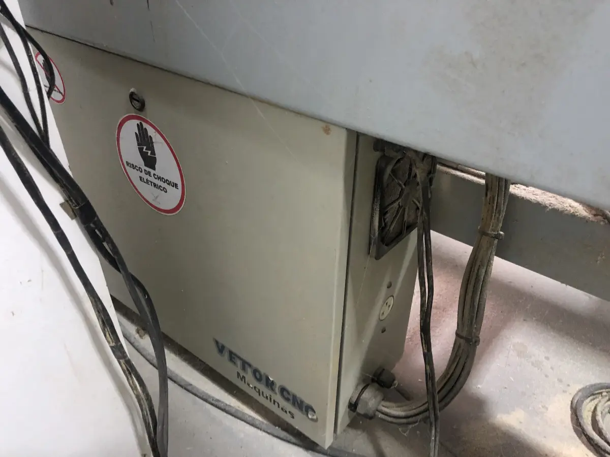 LOTE 055 - Maquina de corte e fresa cnc vetor 