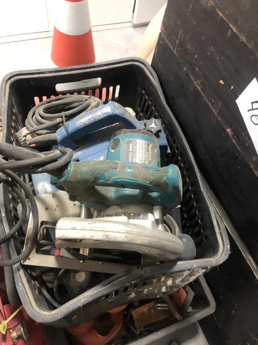 LOTE 046 - Lote com guilhotina, esmerilhadeiras, serras, parafusos, banquetas, manequim, catalogos, cortinas, fitas de borda, serra circular, lixadeiras, engraxadeira, cones, cintas, catracas, vaso, cintos alpinista, prateleira, balcão, armarios, silicones, soprador de calor, etc 