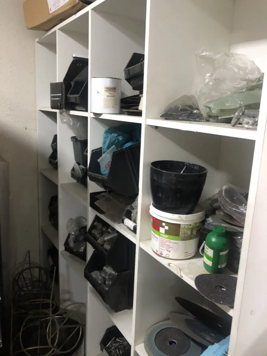 LOTE 046 - Lote com guilhotina, esmerilhadeiras, serras, parafusos, banquetas, manequim, catalogos, cortinas, fitas de borda, serra circular, lixadeiras, engraxadeira, cones, cintas, catracas, vaso, cintos alpinista, prateleira, balcão, armarios, silicones, soprador de calor, etc 