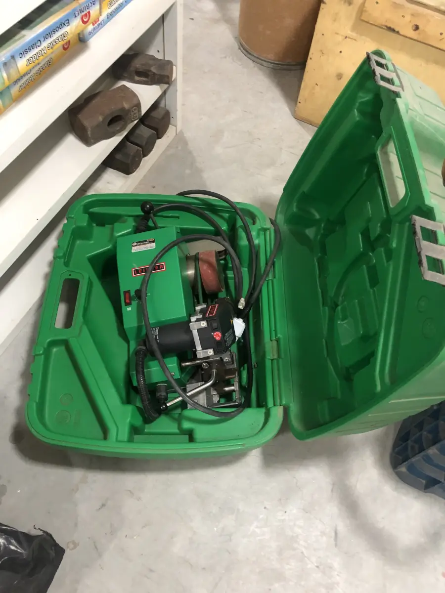 LOTE 046 - Lote com guilhotina, esmerilhadeiras, serras, parafusos, banquetas, manequim, catalogos, cortinas, fitas de borda, serra circular, lixadeiras, engraxadeira, cones, cintas, catracas, vaso, cintos alpinista, prateleira, balcão, armarios, silicones, soprador de calor, etc 