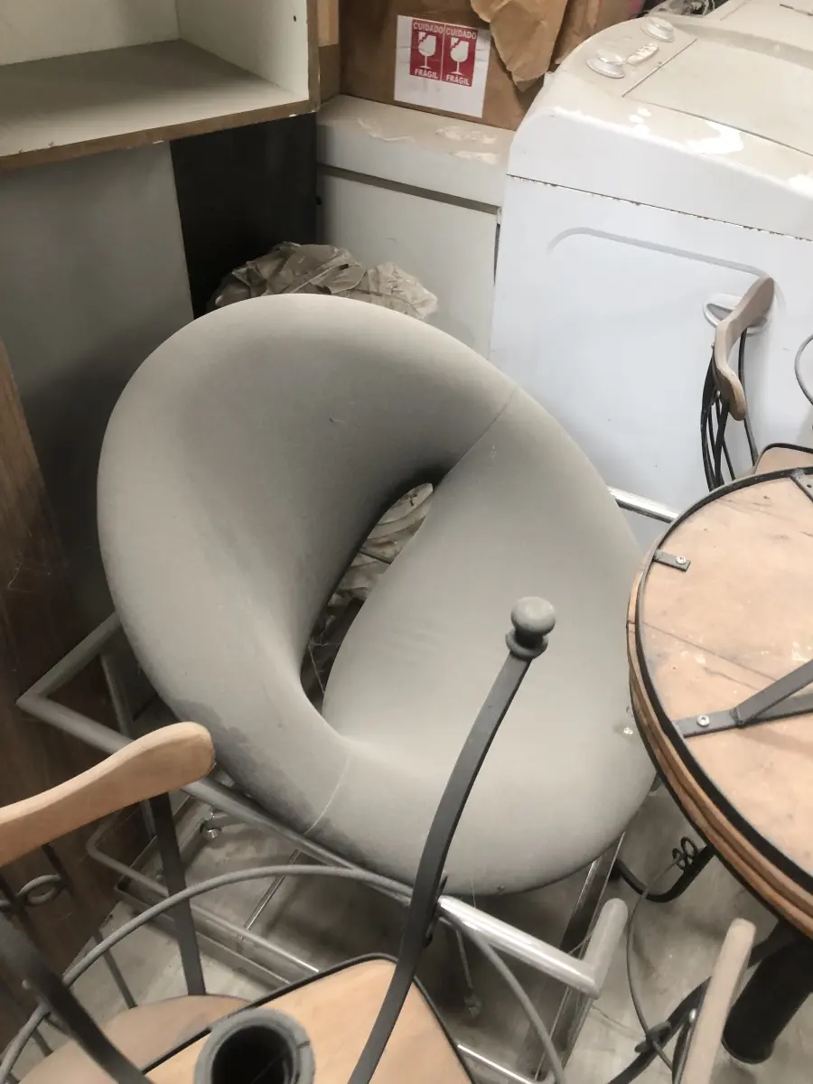 LOTE 075 - Lote com almofadas, caixas de madeira, movel com carregadores de celular, bancadas, expositores, cadeiras, mesas, ventiladores umidificadores, maquinas de lavar, mesas, bancos, sofá, refletores, fios, mangueiras, banheira,