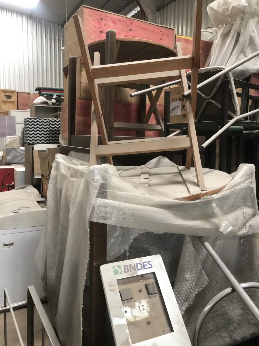 LOTE 075 - Lote com almofadas, caixas de madeira, movel com carregadores de celular, bancadas, expositores, cadeiras, mesas, ventiladores umidificadores, maquinas de lavar, mesas, bancos, sofá, refletores, fios, mangueiras, banheira,