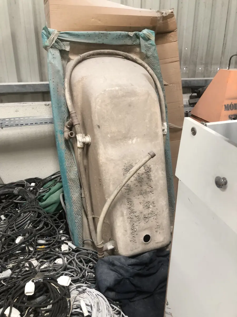 LOTE 075 - Lote com almofadas, caixas de madeira, movel com carregadores de celular, bancadas, expositores, cadeiras, mesas, ventiladores umidificadores, maquinas de lavar, mesas, bancos, sofá, refletores, fios, mangueiras, banheira,