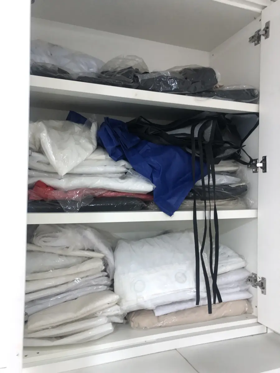 LOTE 046 - Lote com guilhotina, esmerilhadeiras, serras, parafusos, banquetas, manequim, catalogos, cortinas, fitas de borda, serra circular, lixadeiras, engraxadeira, cones, cintas, catracas, vaso, cintos alpinista, prateleira, balcão, armarios, silicones, soprador de calor, etc 