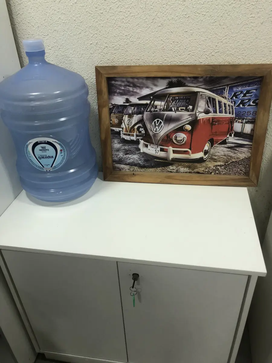 LOTE 062 - Lote com cestos de lixo, quadros, armário, torradeira, jarras,  material de cozinha, xicaras, bules, etc