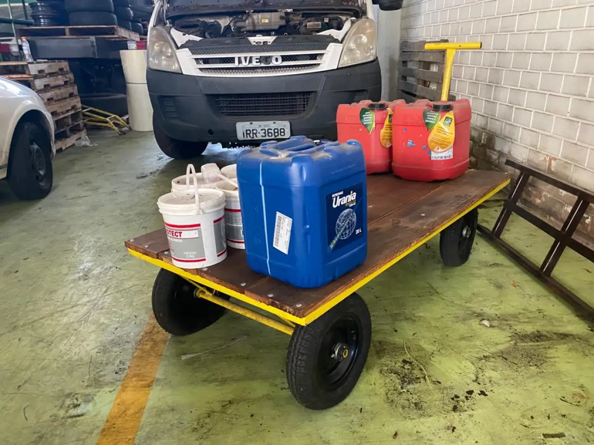 LOTE 11 - Carrinho 4 rodas