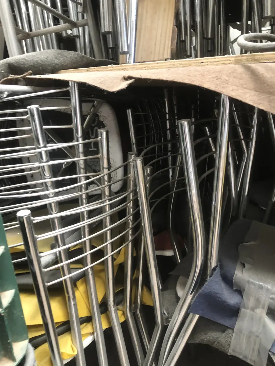 LOTE 075 - Lote com almofadas, caixas de madeira, movel com carregadores de celular, bancadas, expositores, cadeiras, mesas, ventiladores umidificadores, maquinas de lavar, mesas, bancos, sofá, refletores, fios, mangueiras, banheira,