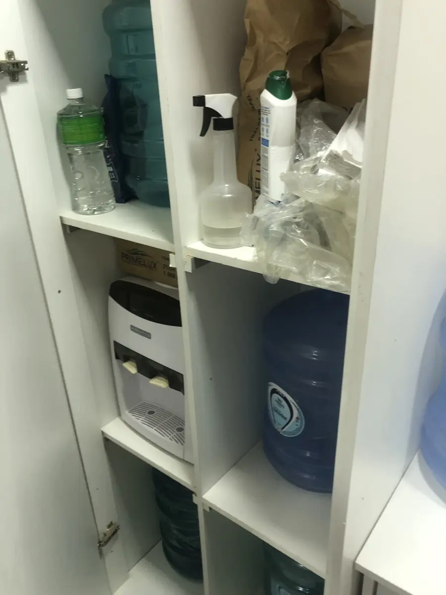 LOTE 061 - armario com bebedor e bombonas de agua 