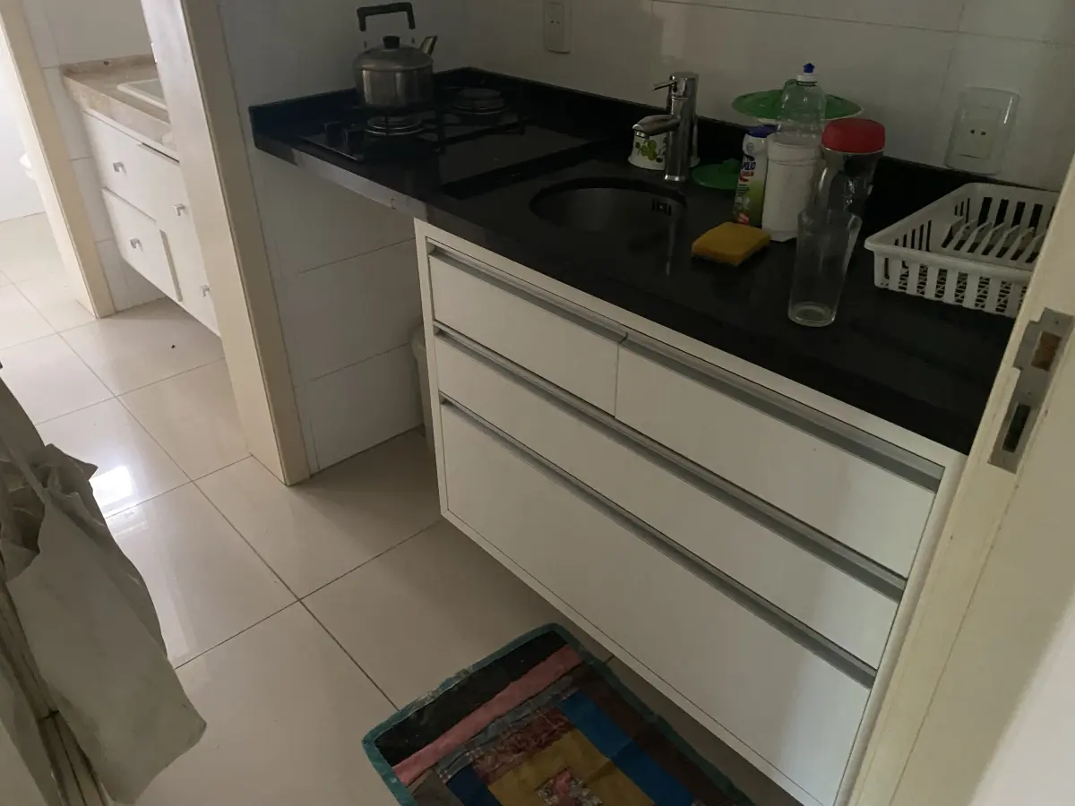 LOTE 10 - MÓVEIS EQUIPAMENTOS - vários itens junto ao prédio