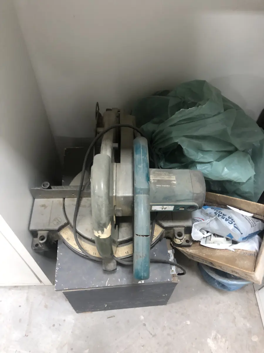 LOTE 046 - Lote com guilhotina, esmerilhadeiras, serras, parafusos, banquetas, manequim, catalogos, cortinas, fitas de borda, serra circular, lixadeiras, engraxadeira, cones, cintas, catracas, vaso, cintos alpinista, prateleira, balcão, armarios, silicones, soprador de calor, etc 