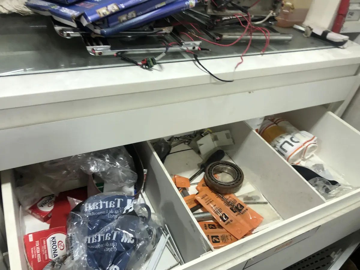 LOTE 046 - Lote com guilhotina, esmerilhadeiras, serras, parafusos, banquetas, manequim, catalogos, cortinas, fitas de borda, serra circular, lixadeiras, engraxadeira, cones, cintas, catracas, vaso, cintos alpinista, prateleira, balcão, armarios, silicones, soprador de calor, etc 