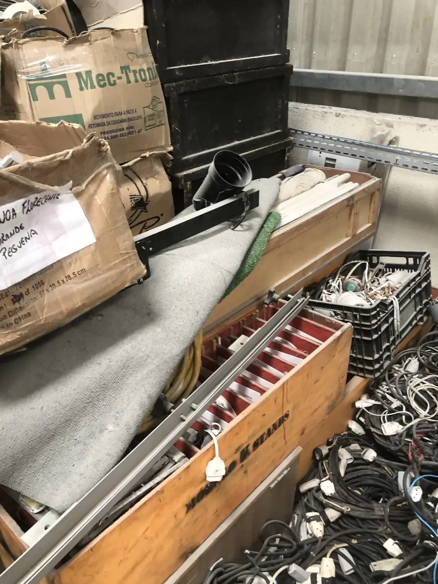 LOTE 075 - Lote com almofadas, caixas de madeira, movel com carregadores de celular, bancadas, expositores, cadeiras, mesas, ventiladores umidificadores, maquinas de lavar, mesas, bancos, sofá, refletores, fios, mangueiras, banheira,