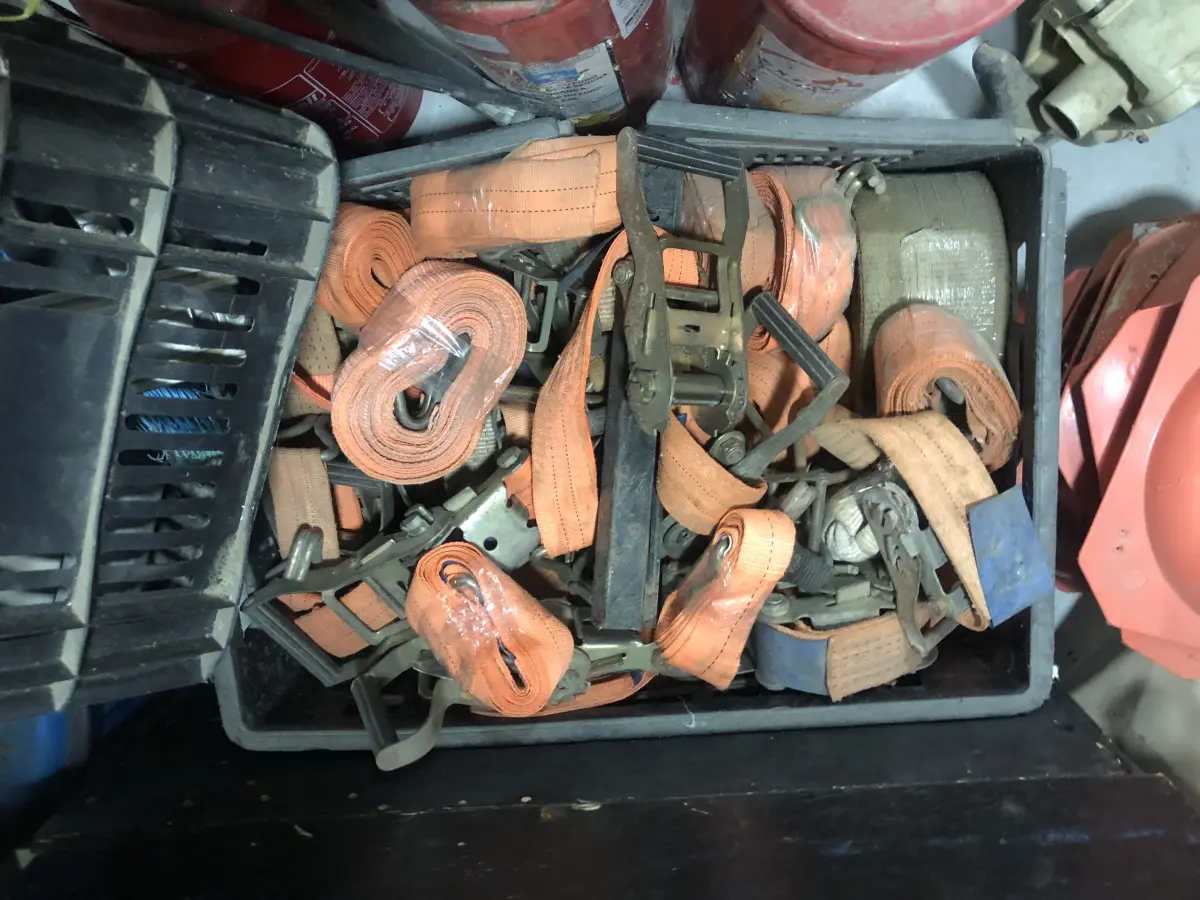 LOTE 046 - Lote com guilhotina, esmerilhadeiras, serras, parafusos, banquetas, manequim, catalogos, cortinas, fitas de borda, serra circular, lixadeiras, engraxadeira, cones, cintas, catracas, vaso, cintos alpinista, prateleira, balcão, armarios, silicones, soprador de calor, etc 