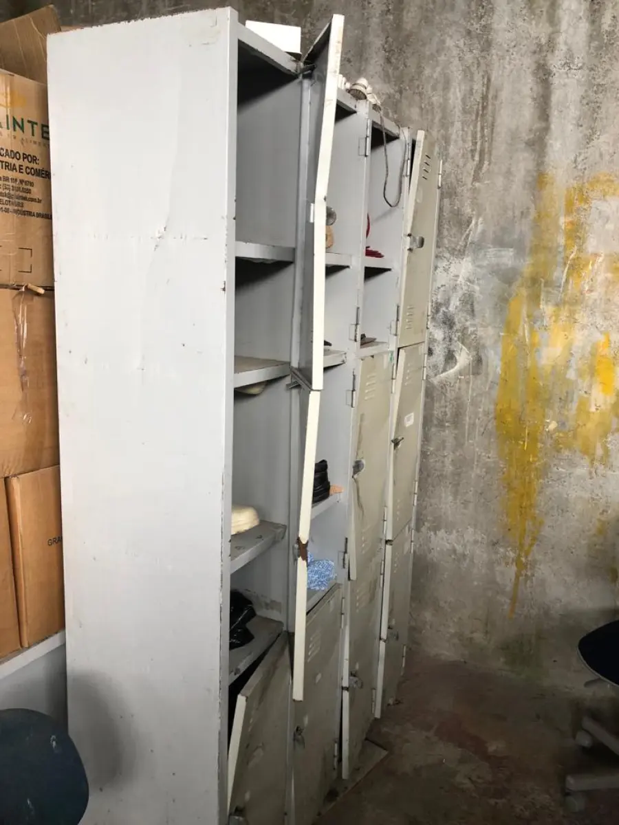 LOTE 050 - Lote de sucatas: mesas, cadeiras, armarios, inox, madeiras, etc 