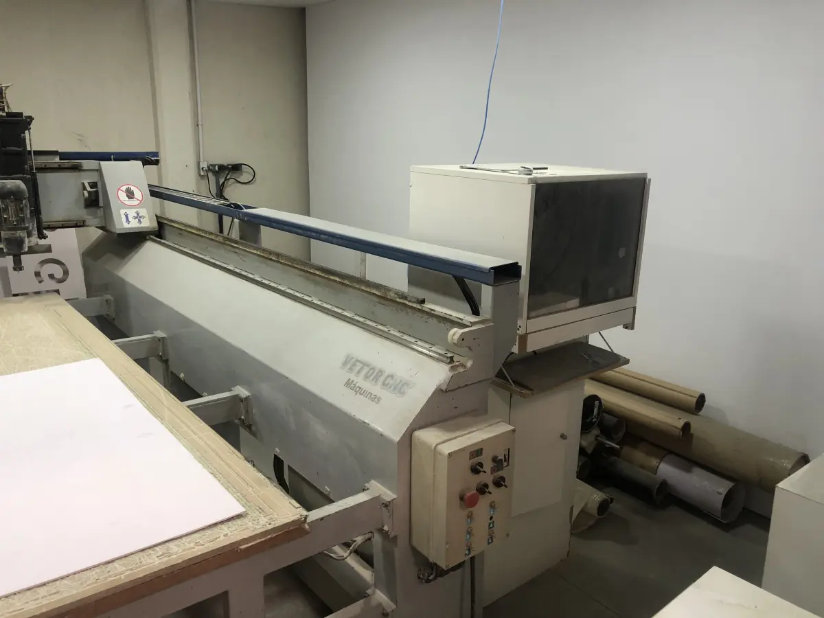 LOTE 055 - Maquina de corte e fresa cnc vetor 