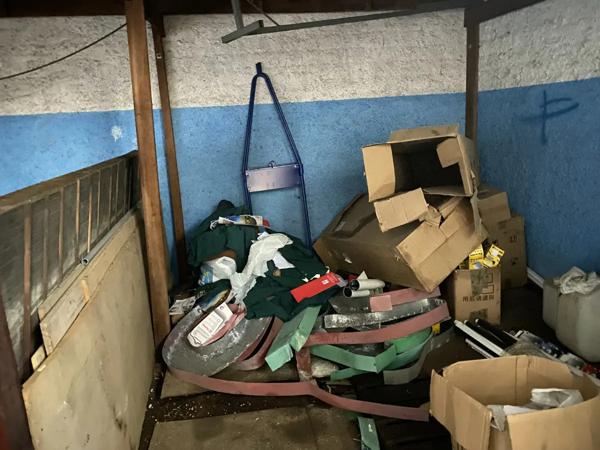 LOTE 10 - MÓVEIS EQUIPAMENTOS - vários itens junto ao prédio