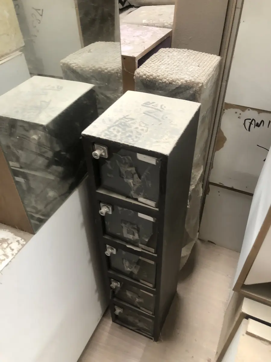 LOTE 075 - Lote com almofadas, caixas de madeira, movel com carregadores de celular, bancadas, expositores, cadeiras, mesas, ventiladores umidificadores, maquinas de lavar, mesas, bancos, sofá, refletores, fios, mangueiras, banheira,