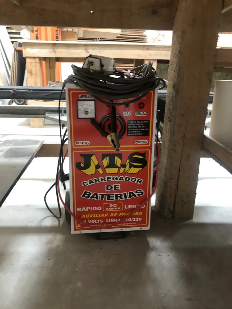 LOTE 015 - Carregador de bateria J.T.S