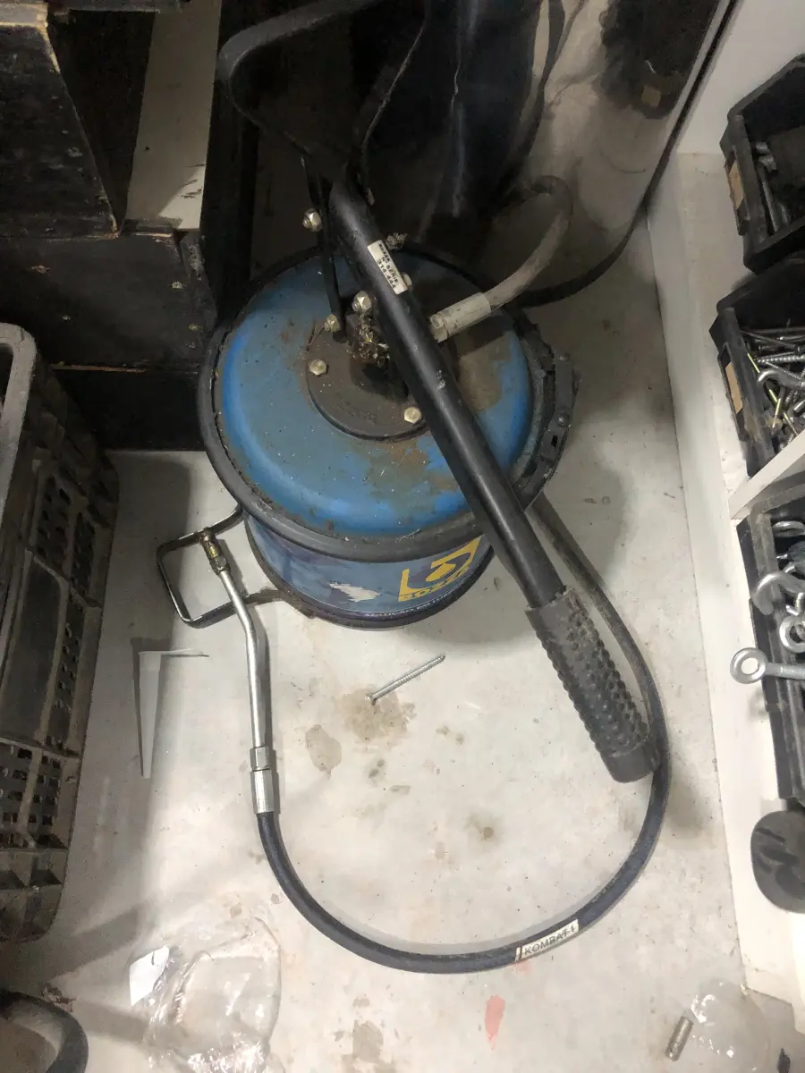 LOTE 046 - Lote com guilhotina, esmerilhadeiras, serras, parafusos, banquetas, manequim, catalogos, cortinas, fitas de borda, serra circular, lixadeiras, engraxadeira, cones, cintas, catracas, vaso, cintos alpinista, prateleira, balcão, armarios, silicones, soprador de calor, etc 