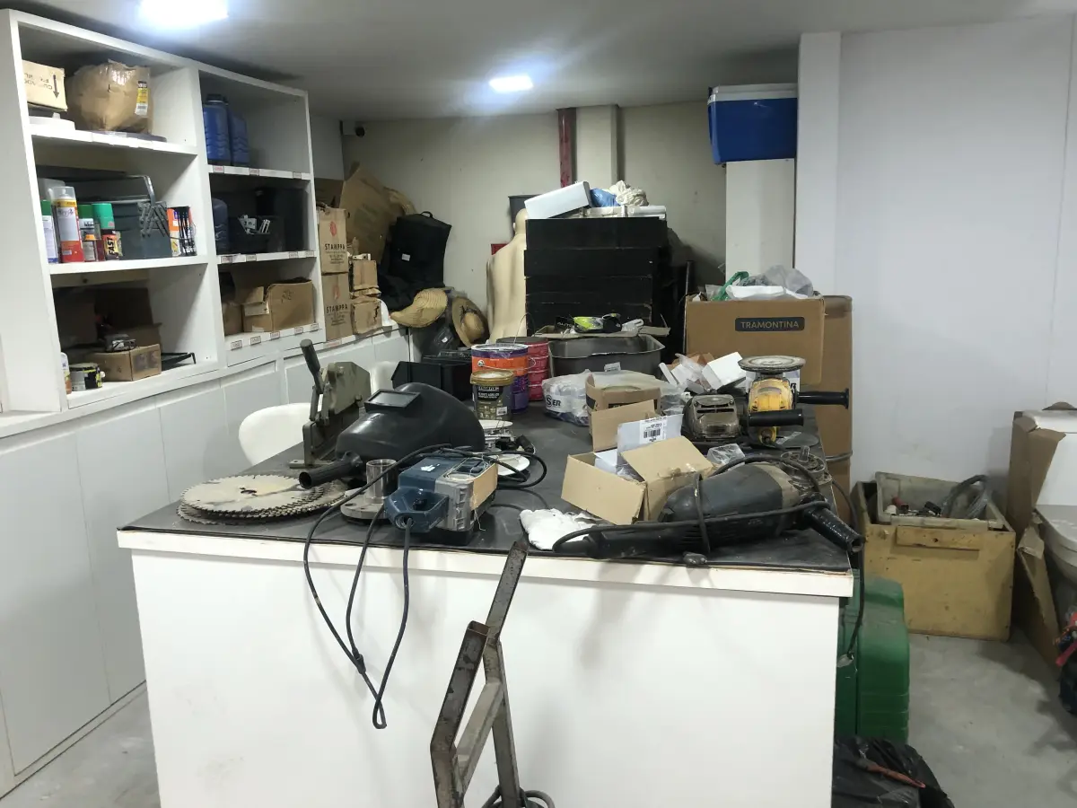 LOTE 046 - Lote com guilhotina, esmerilhadeiras, serras, parafusos, banquetas, manequim, catalogos, cortinas, fitas de borda, serra circular, lixadeiras, engraxadeira, cones, cintas, catracas, vaso, cintos alpinista, prateleira, balcão, armarios, silicones, soprador de calor, etc 